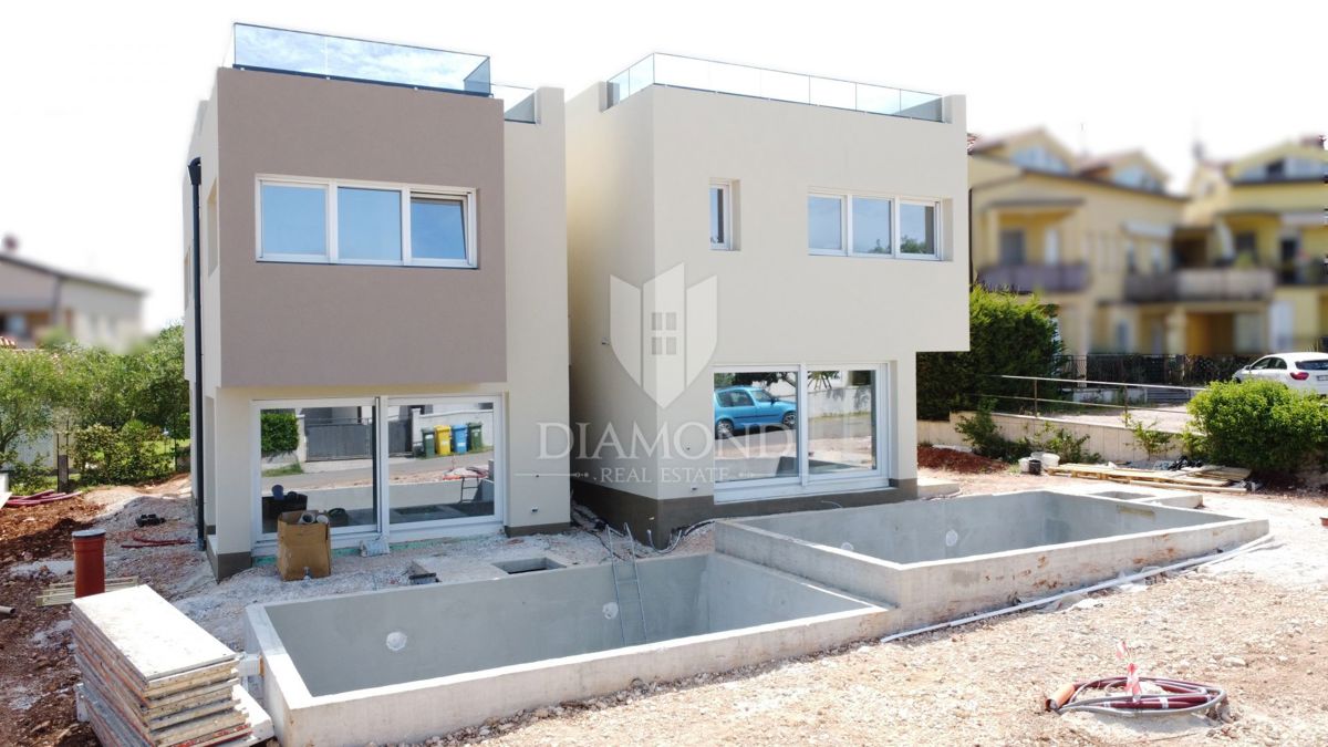 Zona di Parenzo, casa bifamiliare con terrazza sul tetto – vista mare!