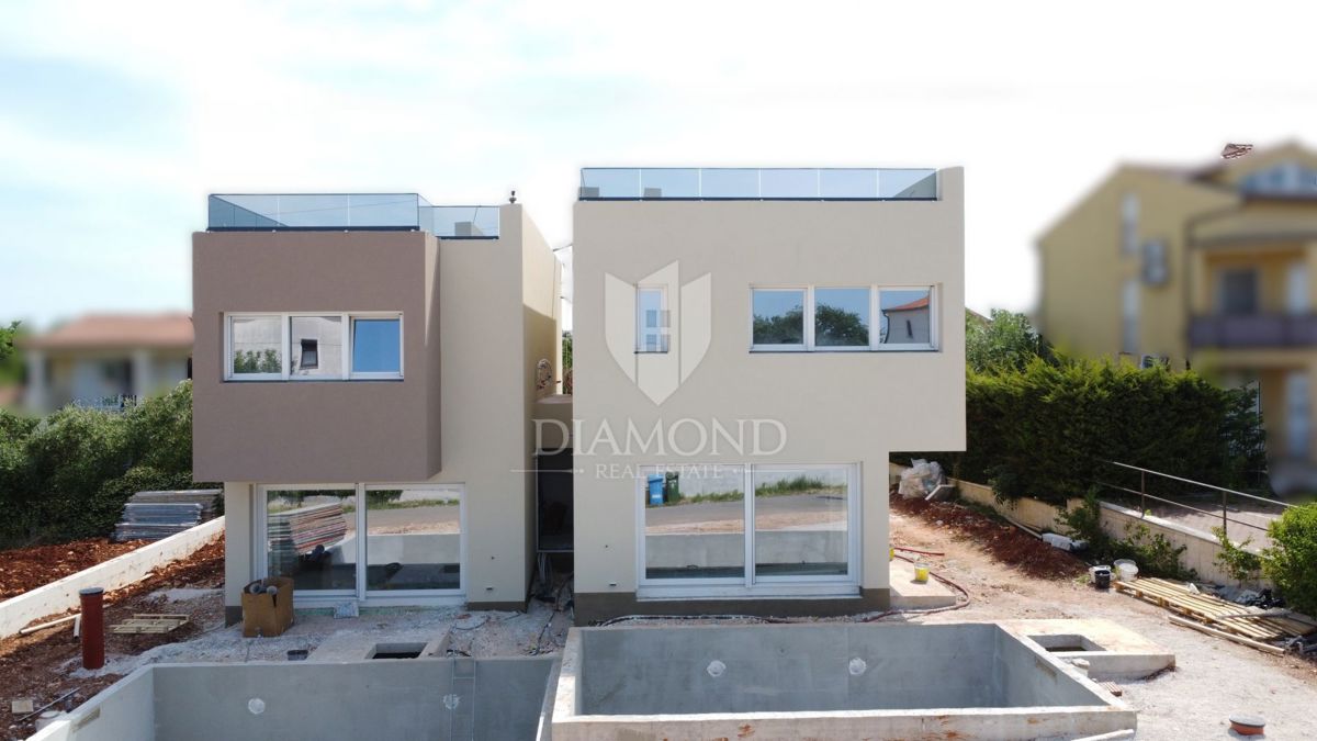 Zona di Parenzo, casa bifamiliare con terrazza sul tetto – vista mare!