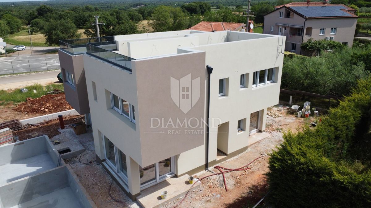 Zona di Parenzo, casa bifamiliare con terrazza sul tetto – vista mare!