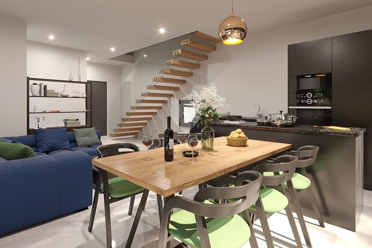 Zona di Parenzo, casa bifamiliare con terrazza sul tetto – vista mare!