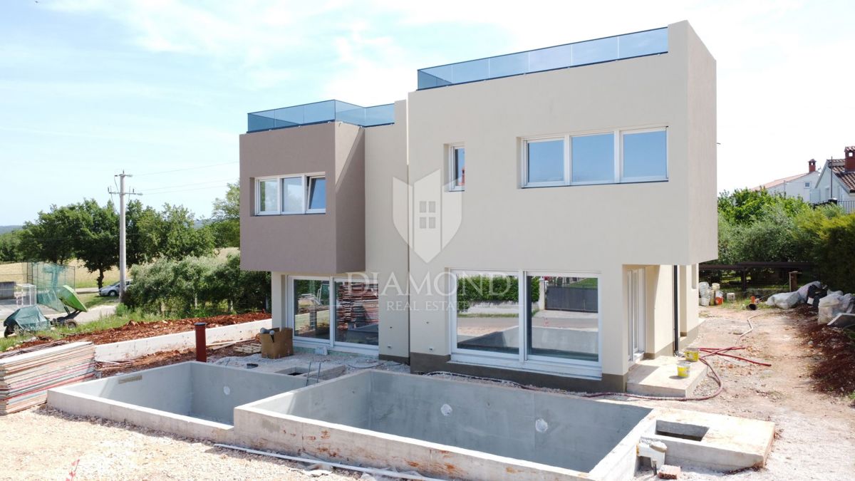 Zona di Parenzo, casa bifamiliare con terrazza sul tetto – vista mare!