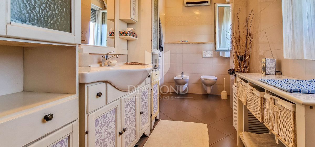 Novigrad, Appartamento 101m2 con vista mare