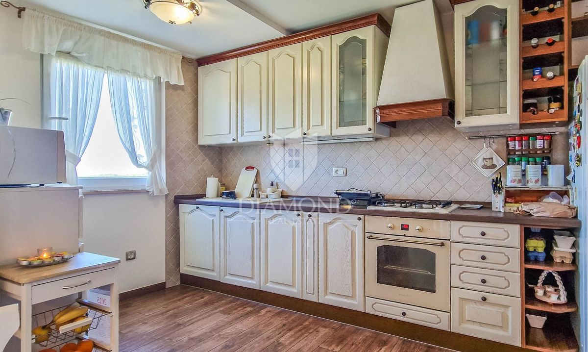 Novigrad, Appartamento 101m2 con vista mare