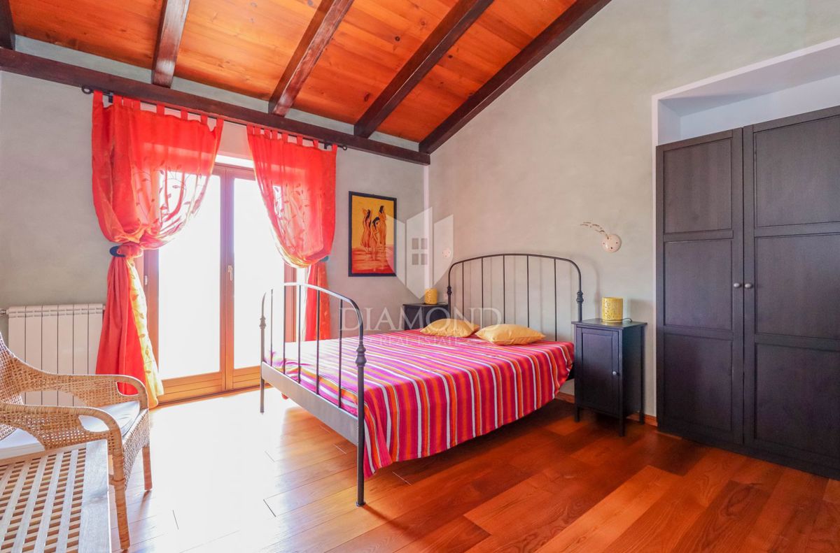 Verteneglio! Casa in pietra con vista mare e piscina!