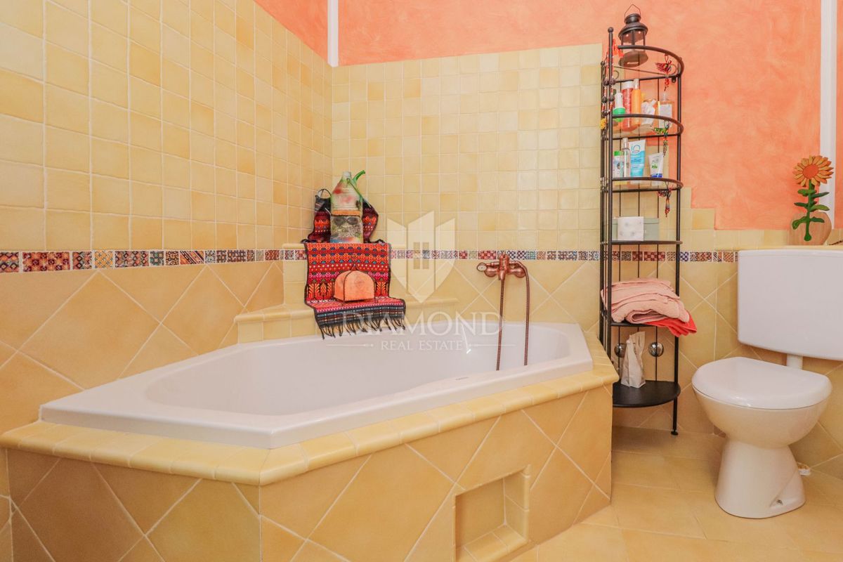 Verteneglio! Casa in pietra con vista mare e piscina!