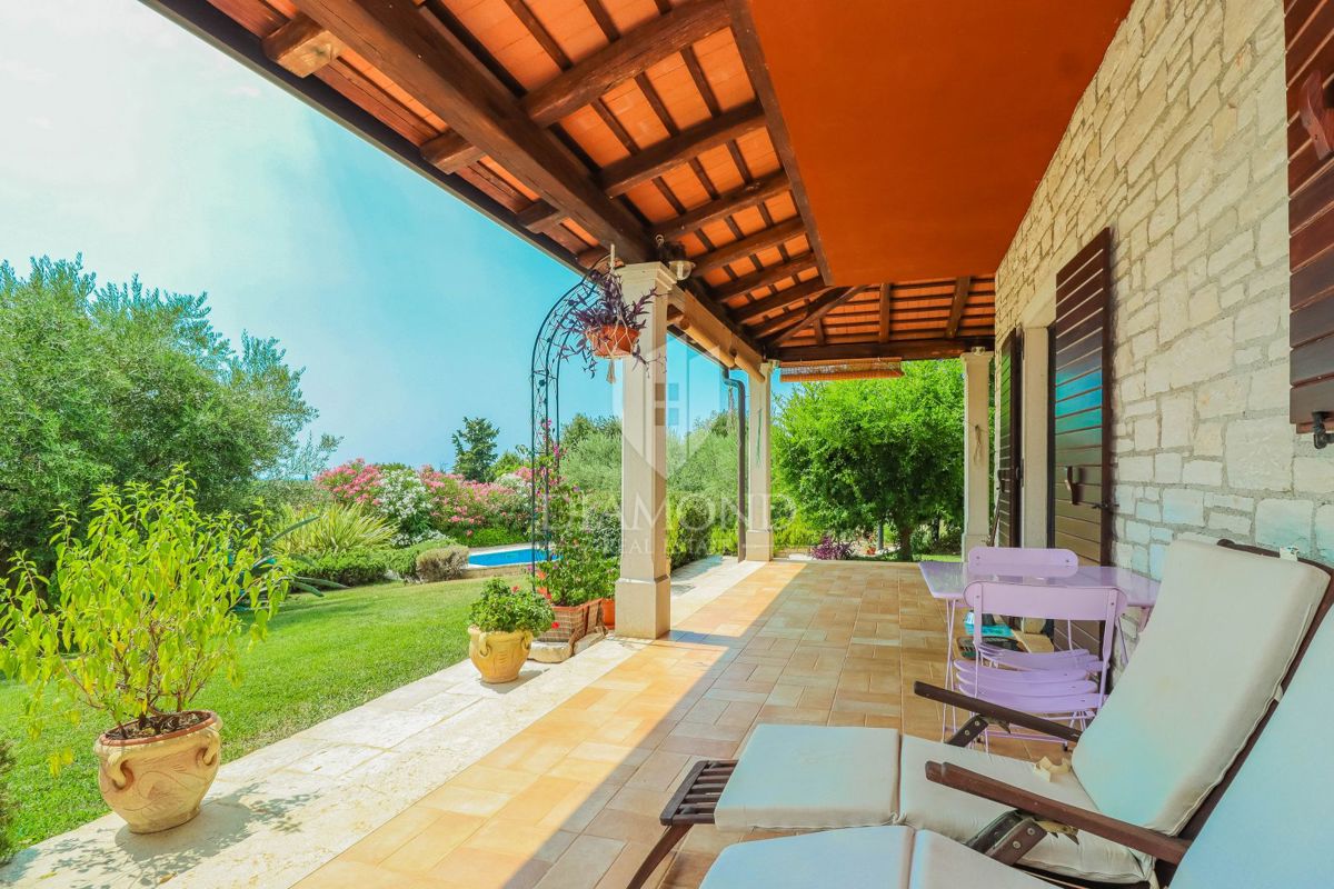 Verteneglio! Casa in pietra con vista mare e piscina!