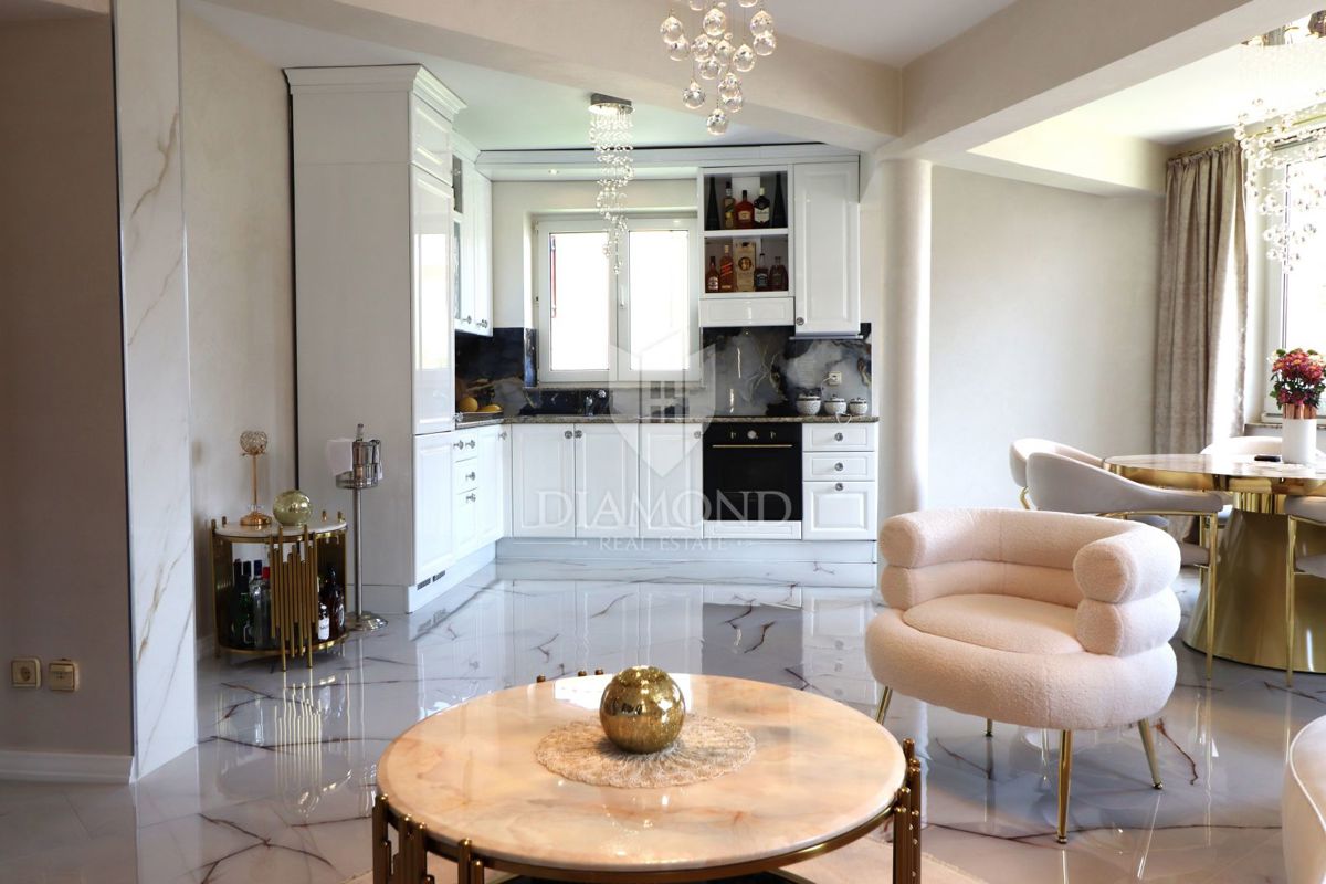 Parenzo, appartamento al primo piano a 200 m dal mare!