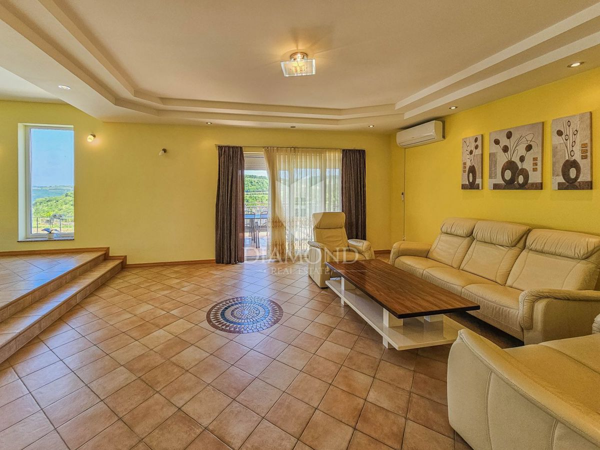 Momiano, villa idilliaca con vista panoramica!