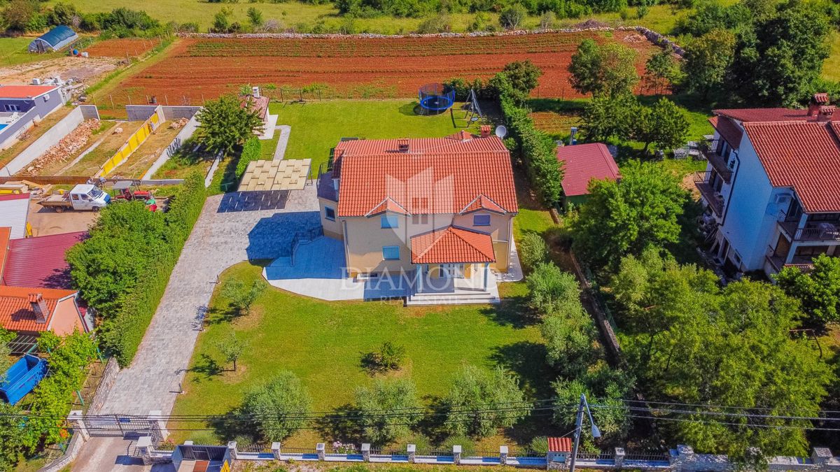 Momiano, villa idilliaca con vista panoramica!