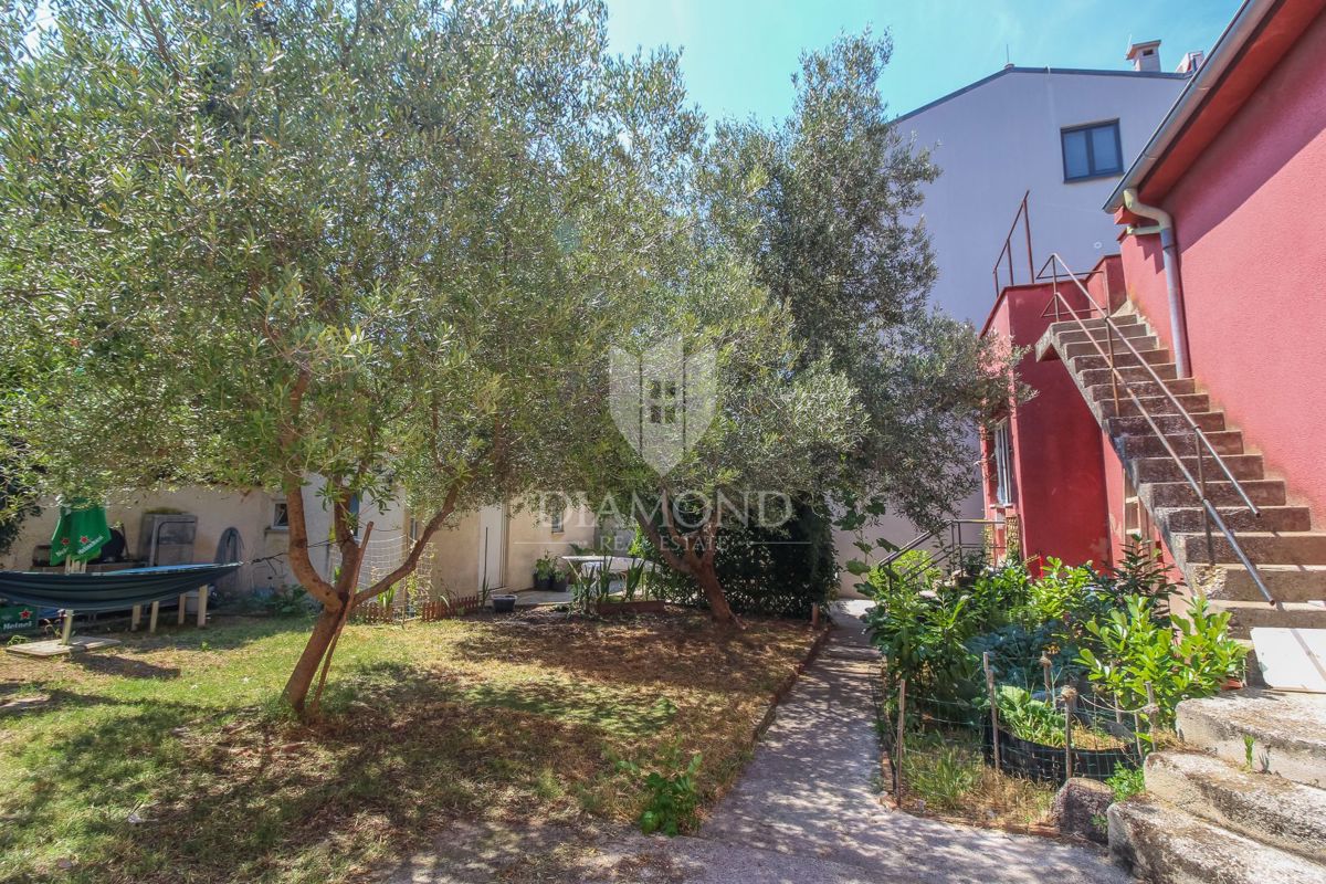 Pola, centro, villa austro-ungarica con due appartamenti