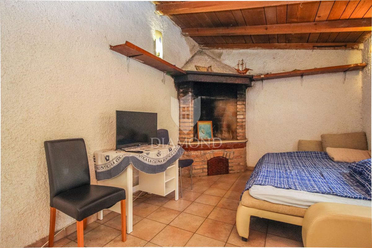 Pola, centro, villa austro-ungarica con due appartamenti