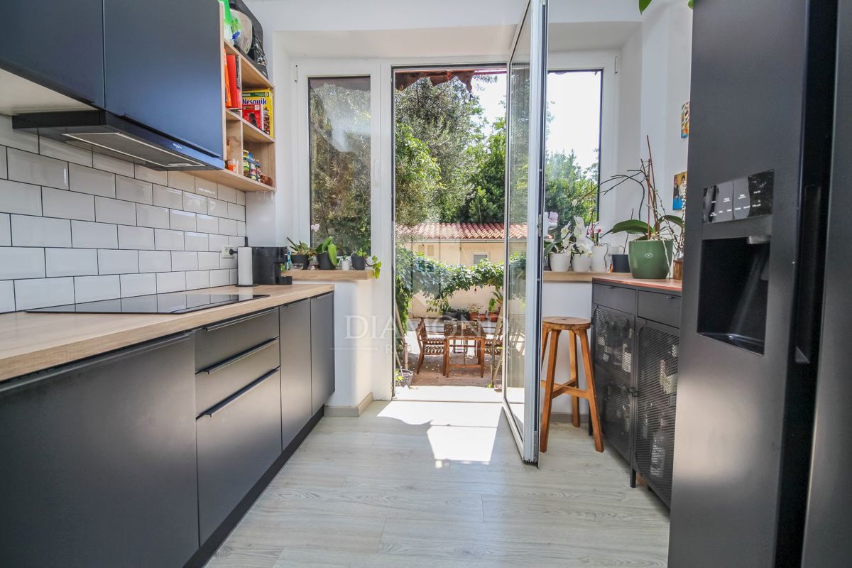 Pola, centro, villa austro-ungarica con due appartamenti