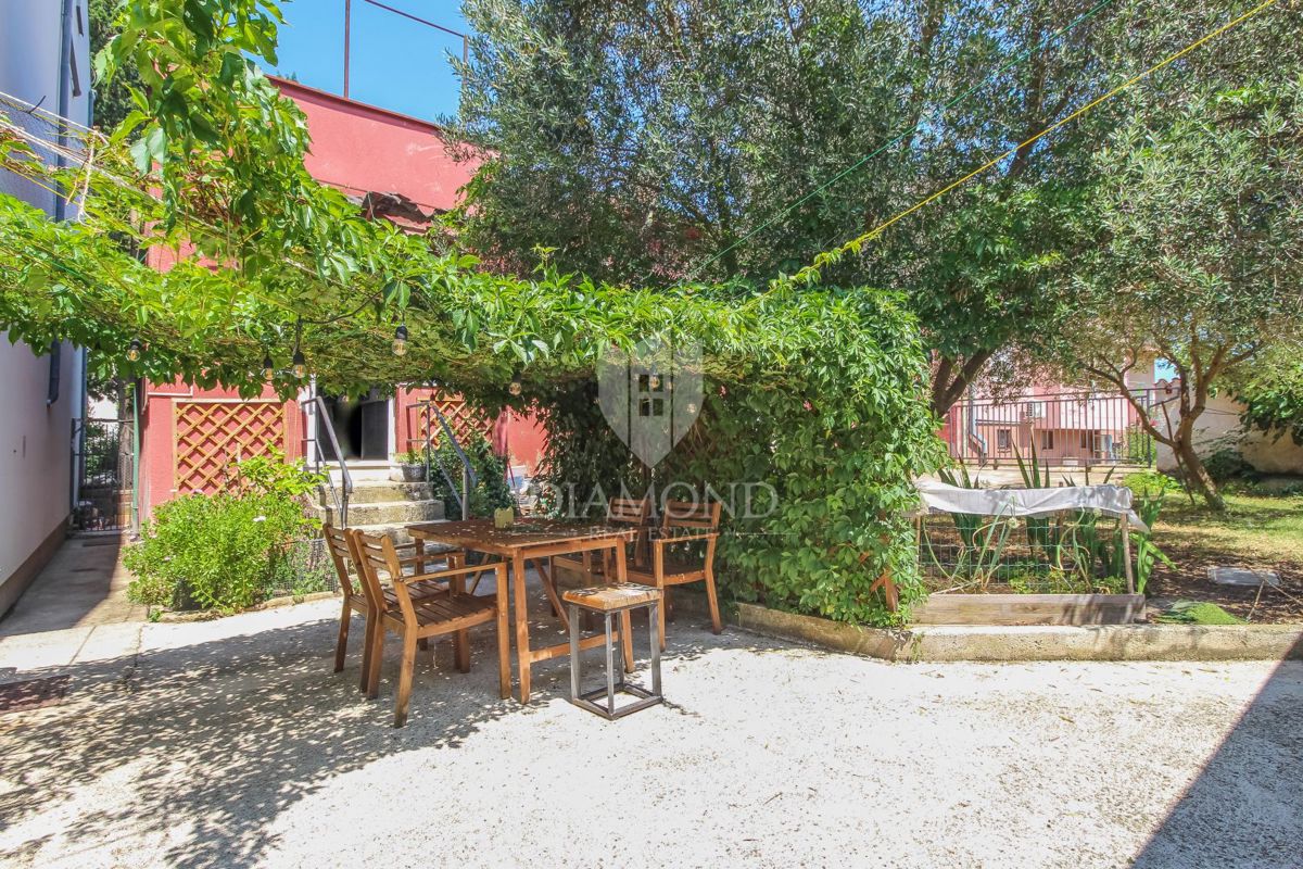 Pola, centro, villa austro-ungarica con due appartamenti