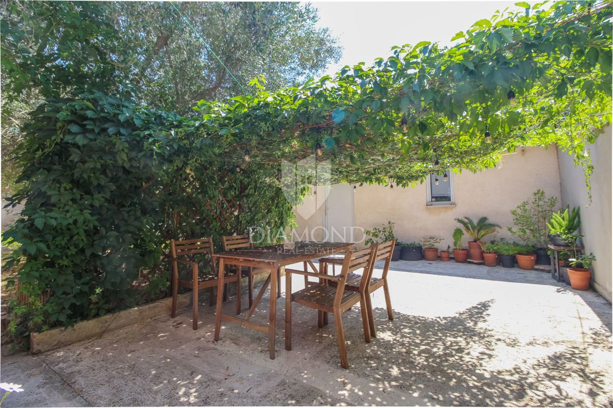 Pola, centro, villa austro-ungarica con due appartamenti