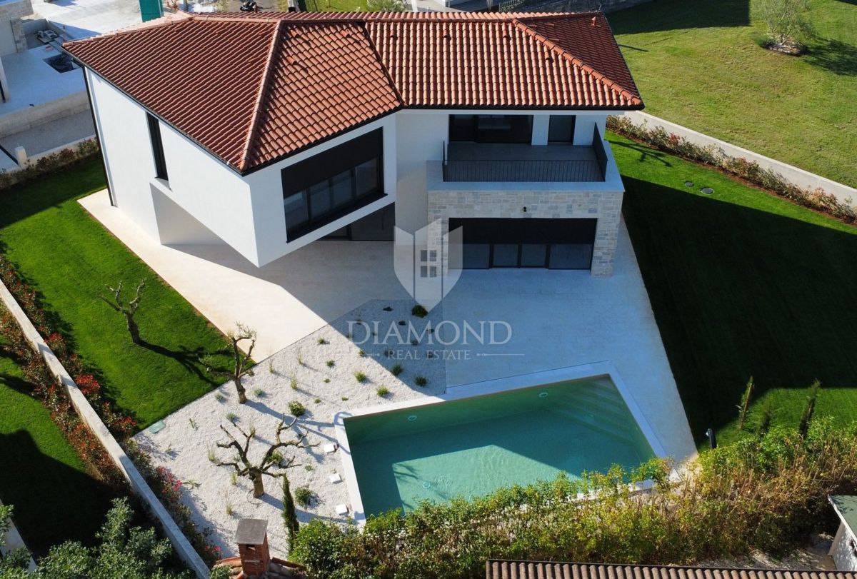 Zona di Parenzo – Villa Moderna Idilliaca con Accenti Istriani