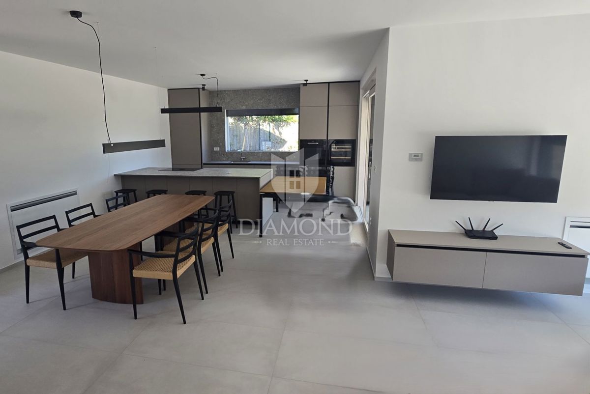 Zona di Parenzo – Villa Moderna Idilliaca con Accenti Istriani