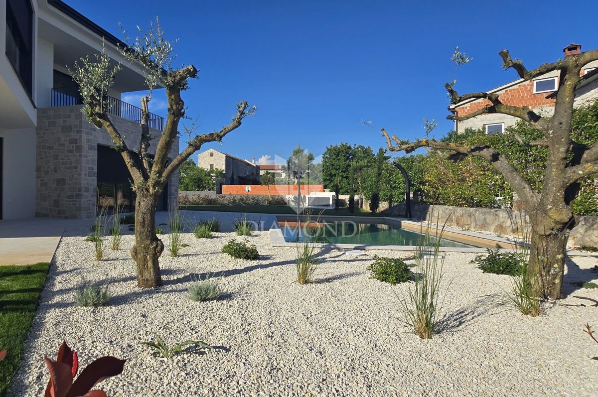 Zona di Parenzo – Villa Moderna Idilliaca con Accenti Istriani