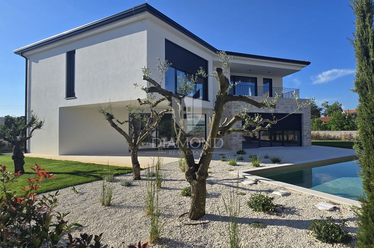 Zona di Parenzo – Villa Moderna Idilliaca con Accenti Istriani