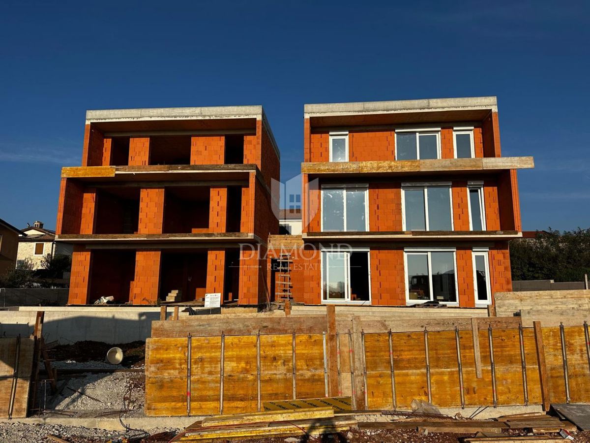 Poreč, dintorni, casa bifamiliare con piscina e vista mare