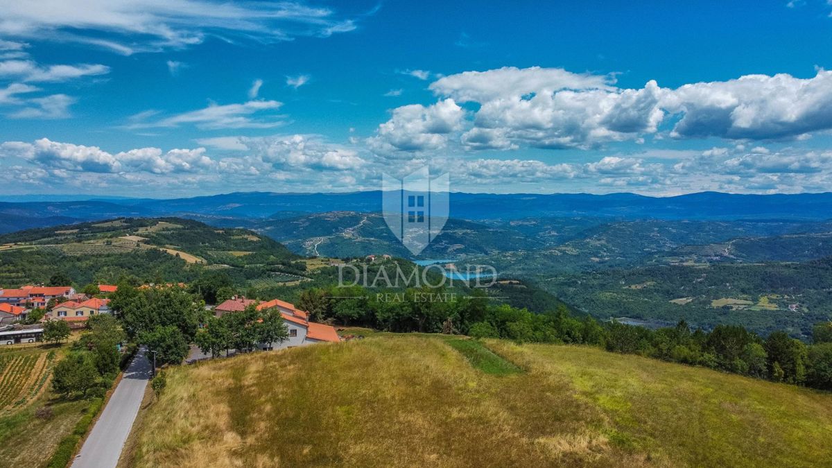 Istria centrale, terreno 3.874 m² con licenza edilizia!