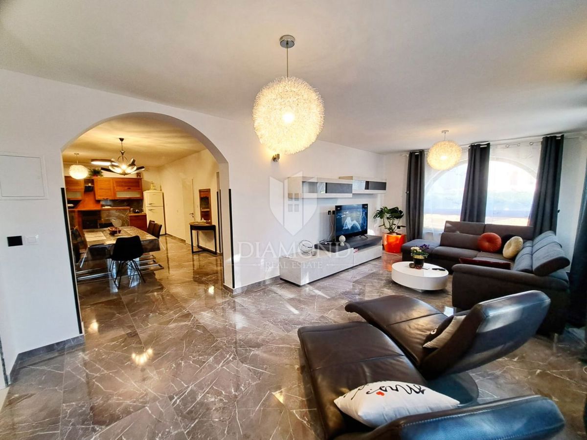 Parenzo, dintorni, spaziosa casa in una posizione ricercata