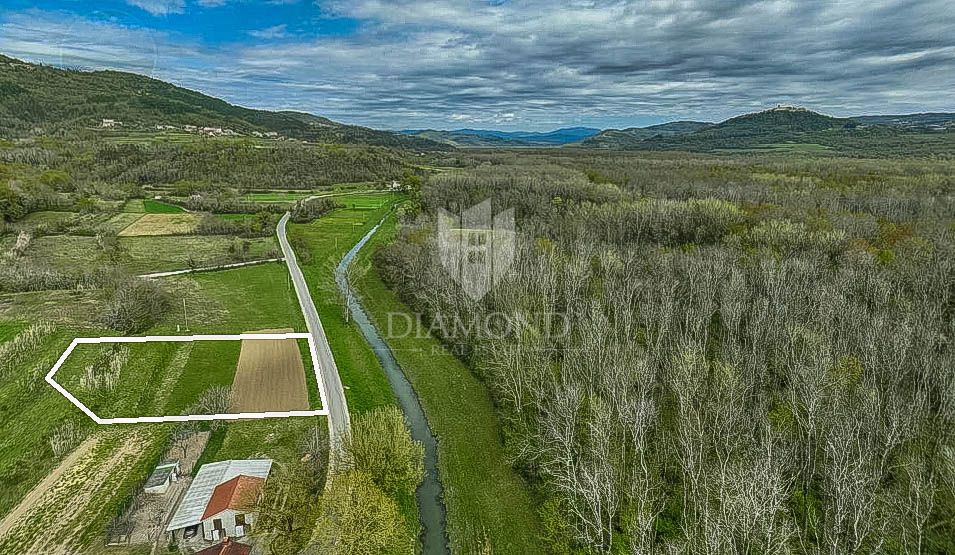 OCCASIONE! Montona, nelle vicinanze, bellissimo terreno di 2.277 m2 vicino al ruscello