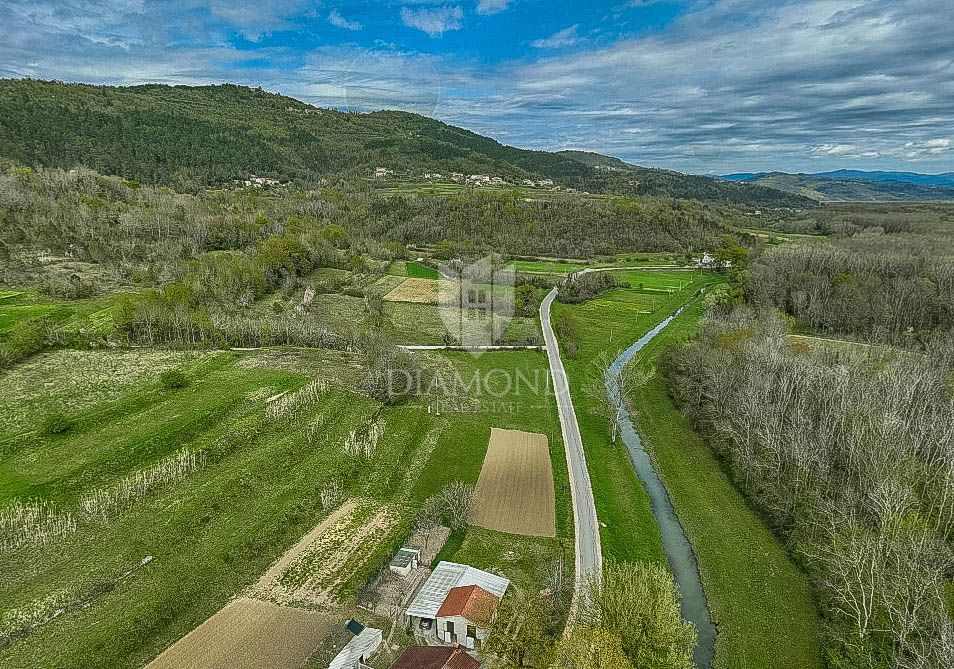 OCCASIONE! Montona, nelle vicinanze, bellissimo terreno di 2.277 m2 vicino al ruscello