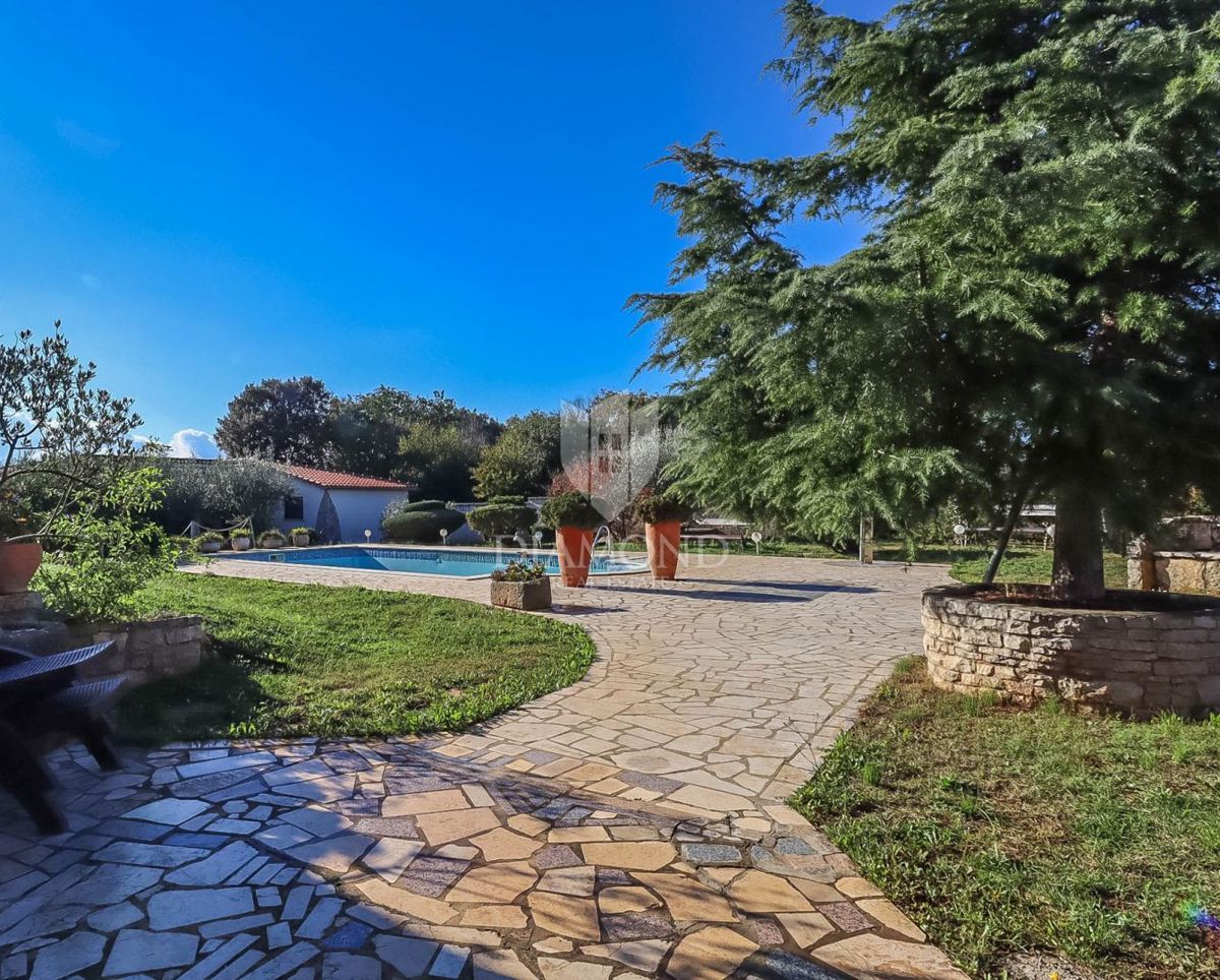 Villa di Lusso in Istria con Ampia Proprietà, Piscina e Massima Privacy!