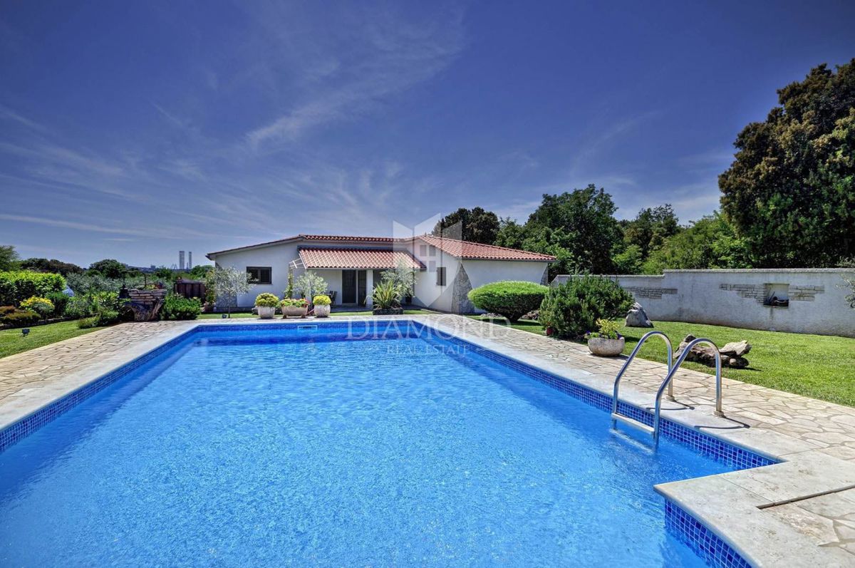 Villa di Lusso in Istria con Ampia Proprietà, Piscina e Massima Privacy!