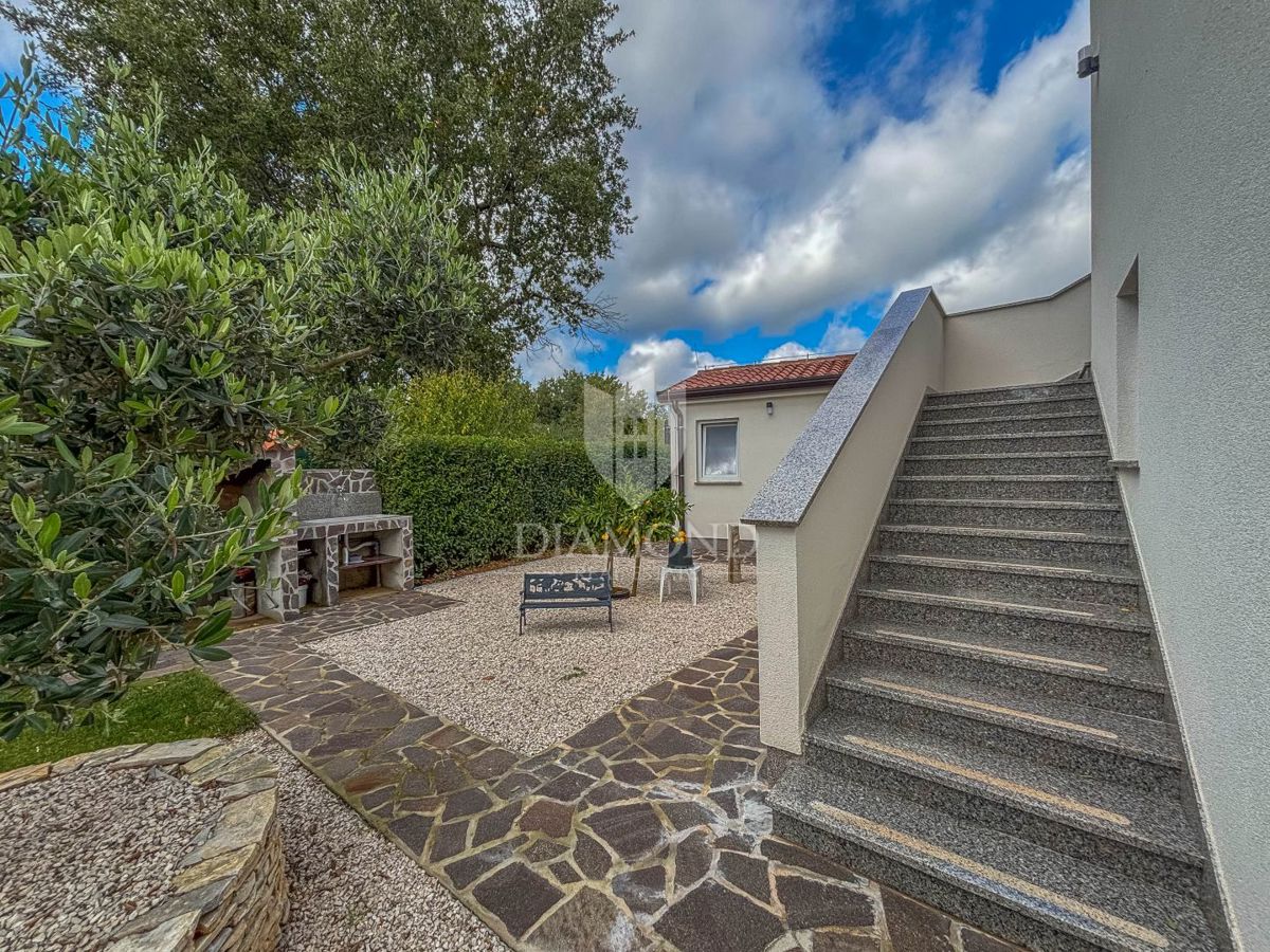 Umago, dintorni, casa moderna con piscina e 3 unità separate!