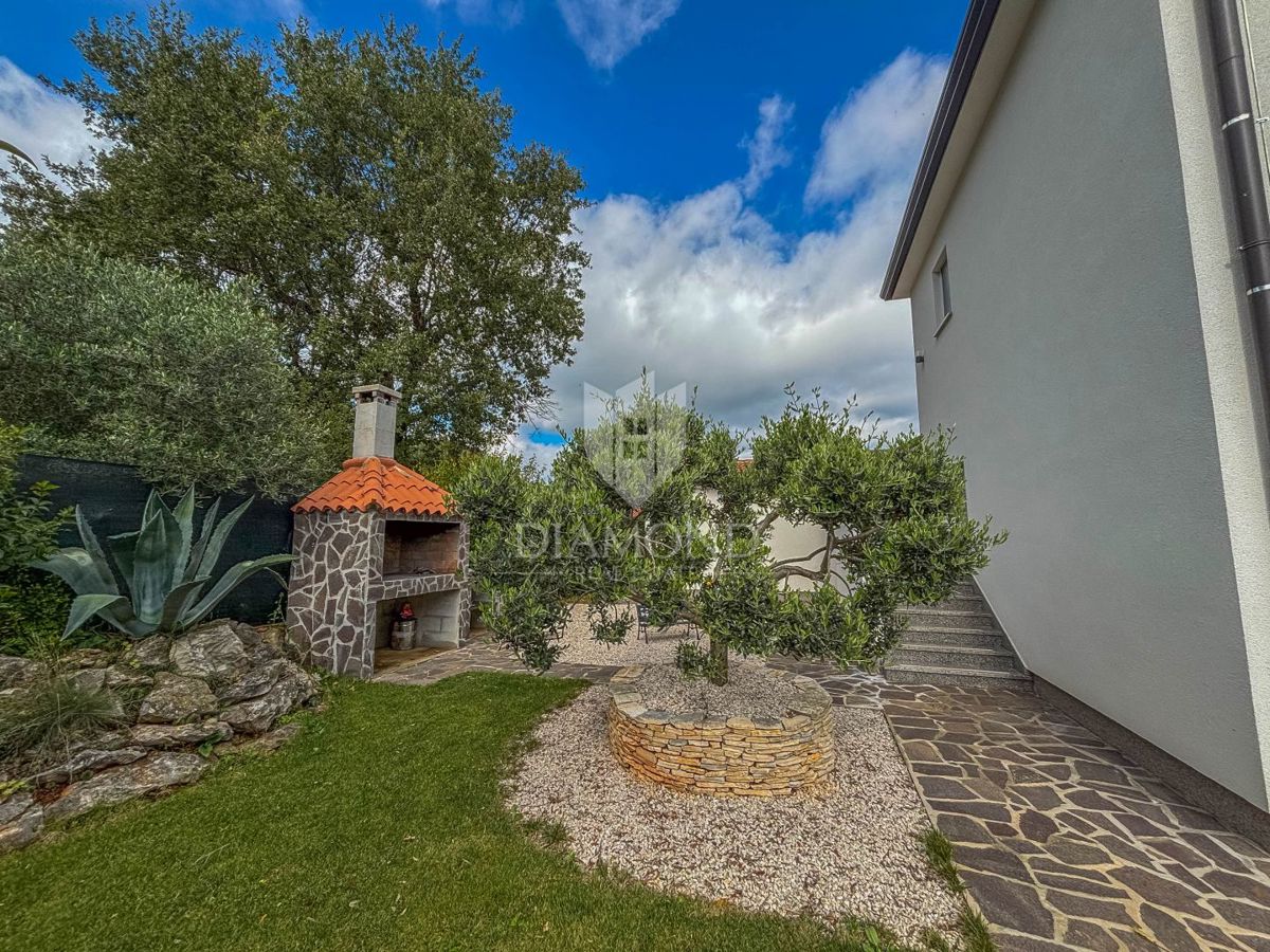 Umago, dintorni, casa moderna con piscina e 3 unità separate!