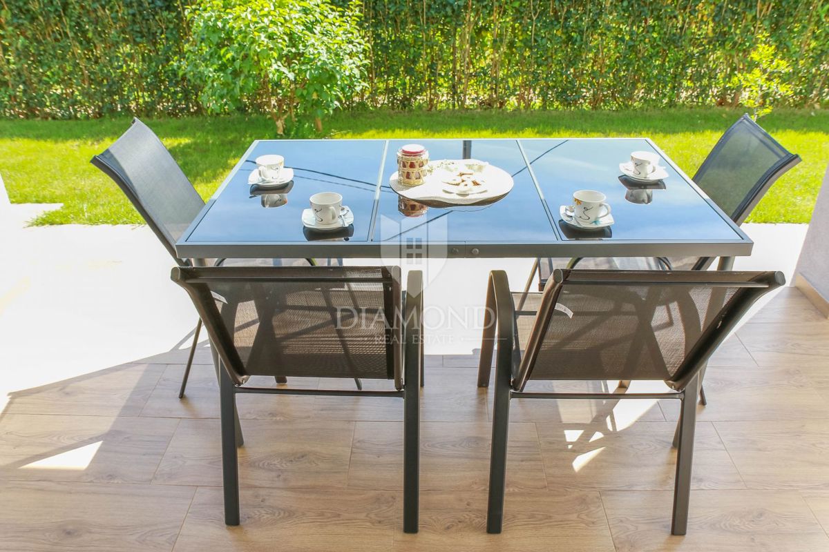 Umago, dintorni, casa moderna con piscina e 3 unità separate!