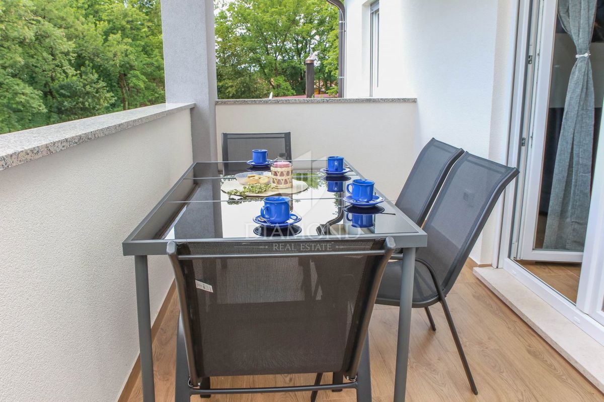 Umago, dintorni, casa moderna con piscina e 3 unità separate!