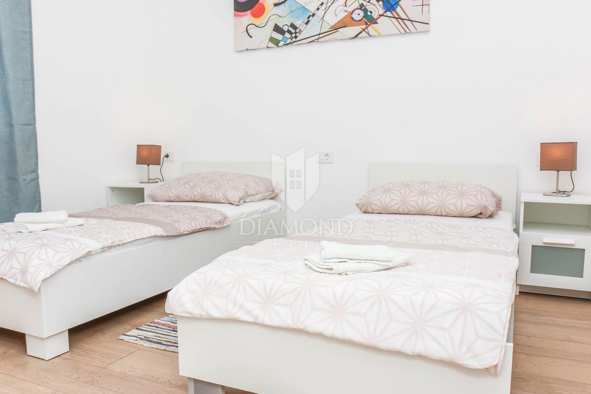 Umago, dintorni, casa moderna con piscina e 3 unità separate!