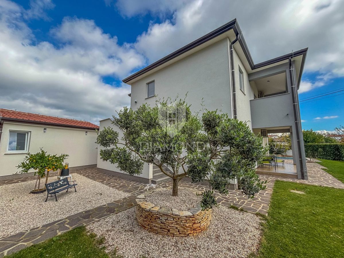 Umago, dintorni, casa moderna con piscina e 3 unità separate!