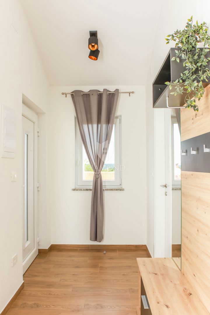 Umago, dintorni, casa moderna con piscina e 3 unità separate!