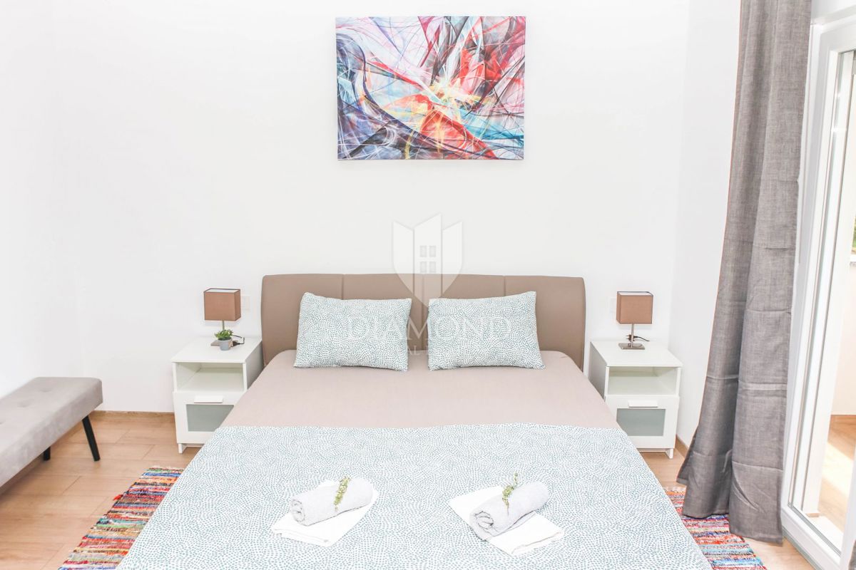 Umago, dintorni, casa moderna con piscina e 3 unità separate!