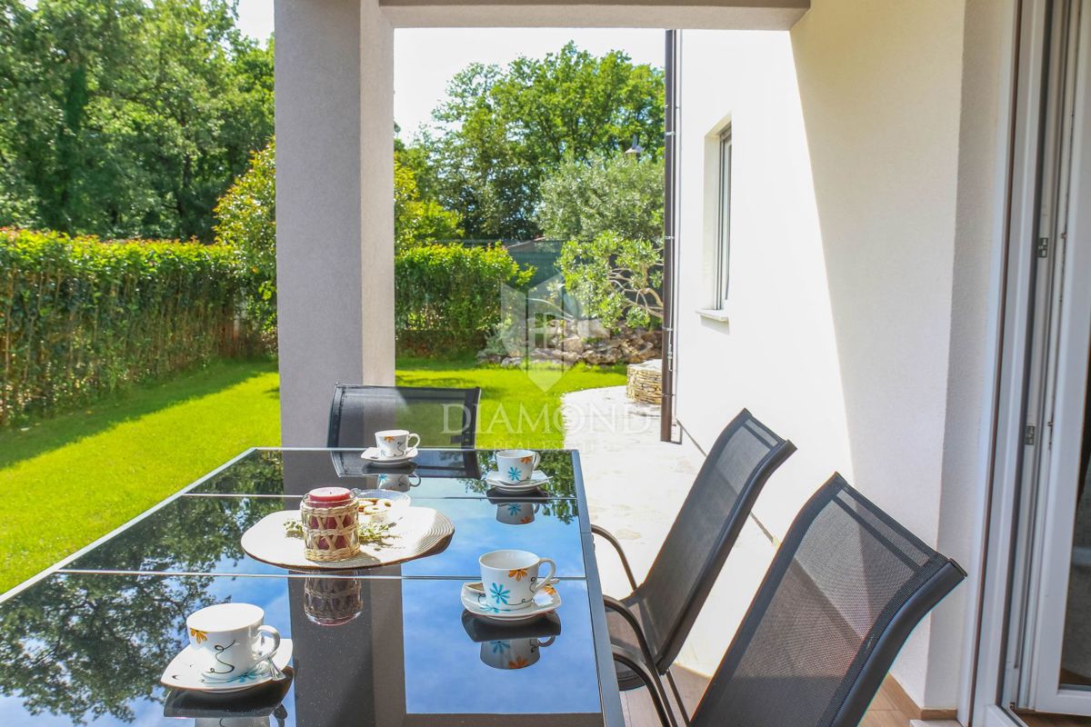 Umago, dintorni, casa moderna con piscina e 3 unità separate!