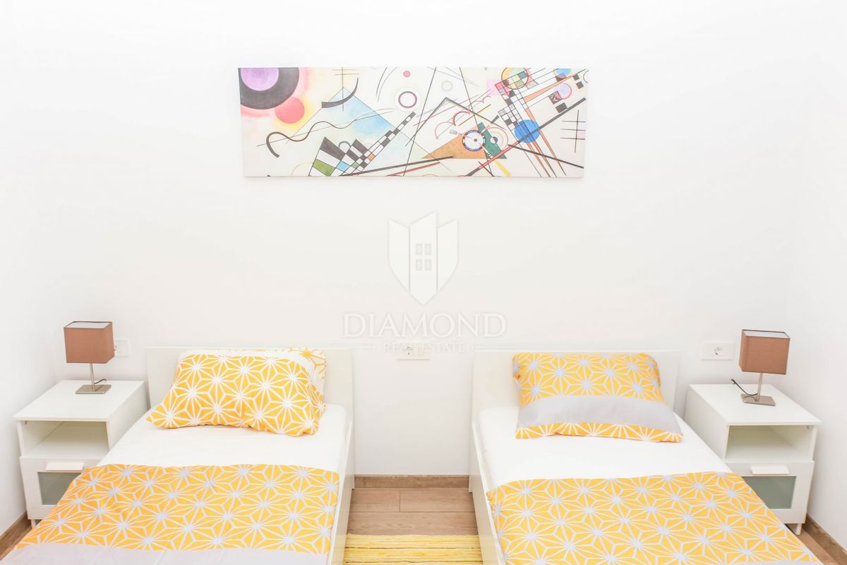 Umago, dintorni, casa moderna con piscina e 3 unità separate!