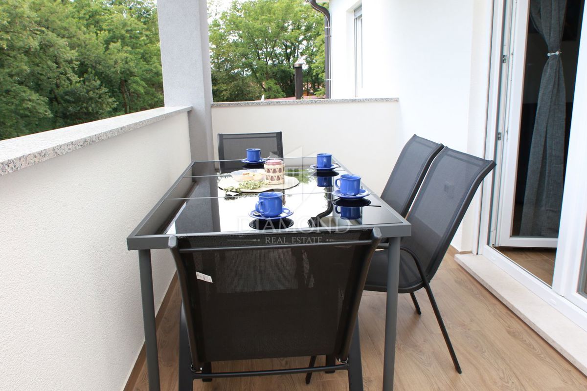 Umago, dintorni, casa moderna con piscina e 3 unità separate!