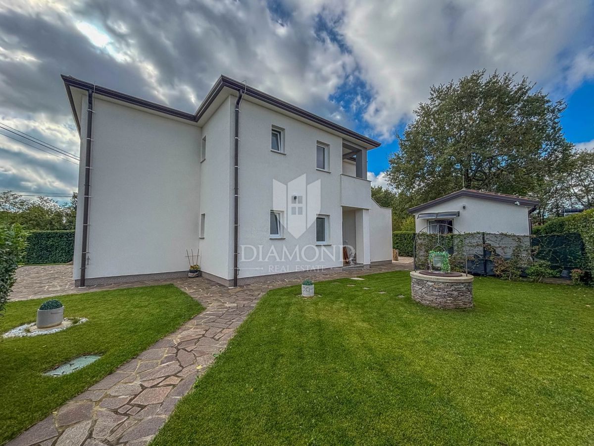 Umago, dintorni, casa moderna con piscina e 3 unità separate!