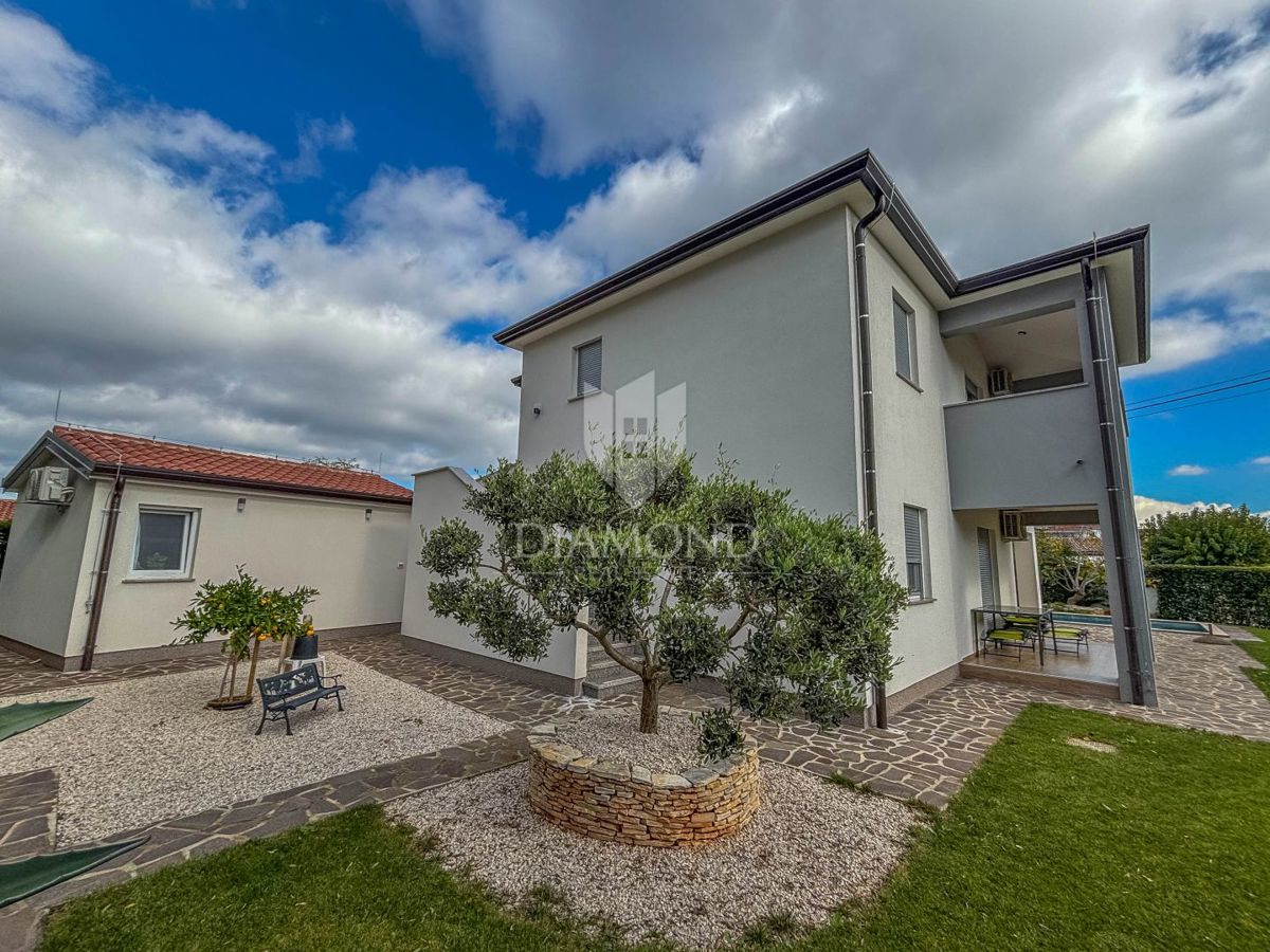 Umago, dintorni, casa moderna con piscina e 3 unità separate!