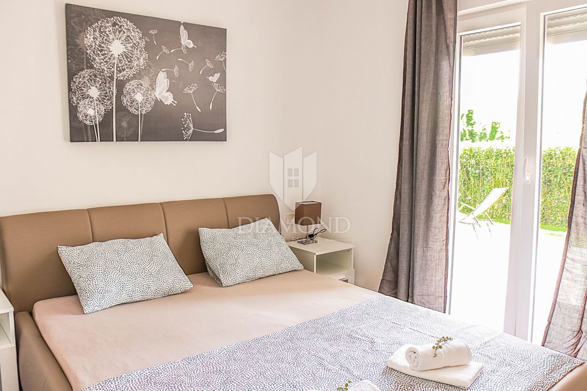 Umago, dintorni, casa moderna con piscina e 3 unità separate!