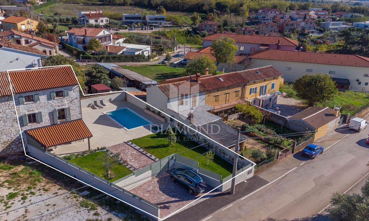 Parenzo, dintorni, elegante casa in pietra con piscina e giardino soleggiato!