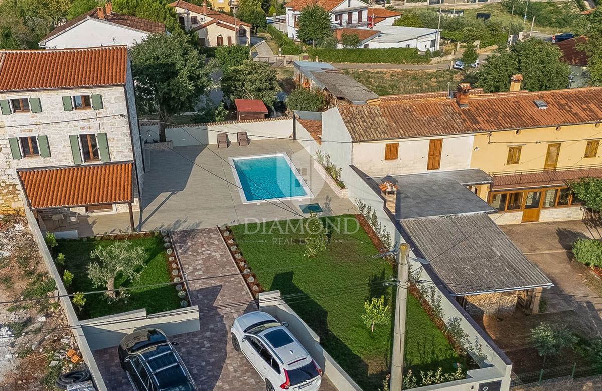 Parenzo, dintorni, elegante casa in pietra con piscina e giardino soleggiato!