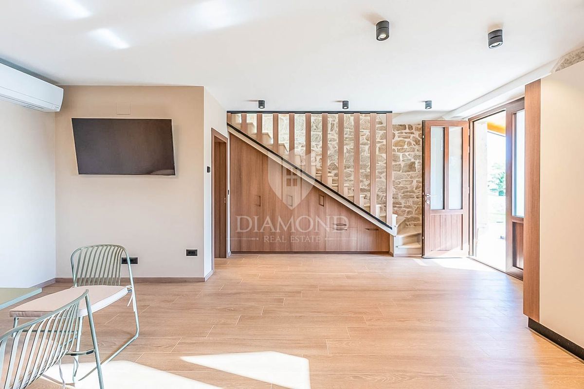 Parenzo, dintorni, elegante casa in pietra con piscina e giardino soleggiato!