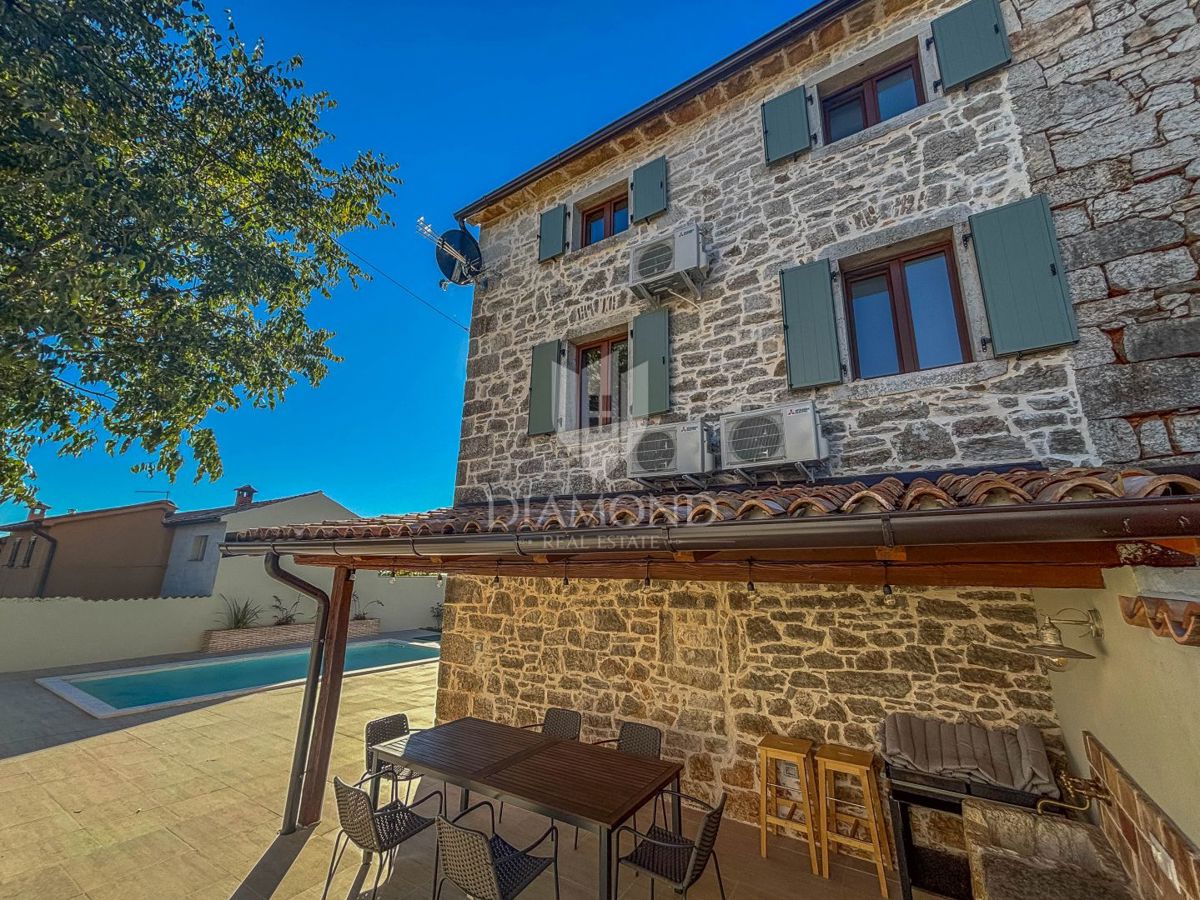 Parenzo, dintorni, elegante casa in pietra con piscina e giardino soleggiato!