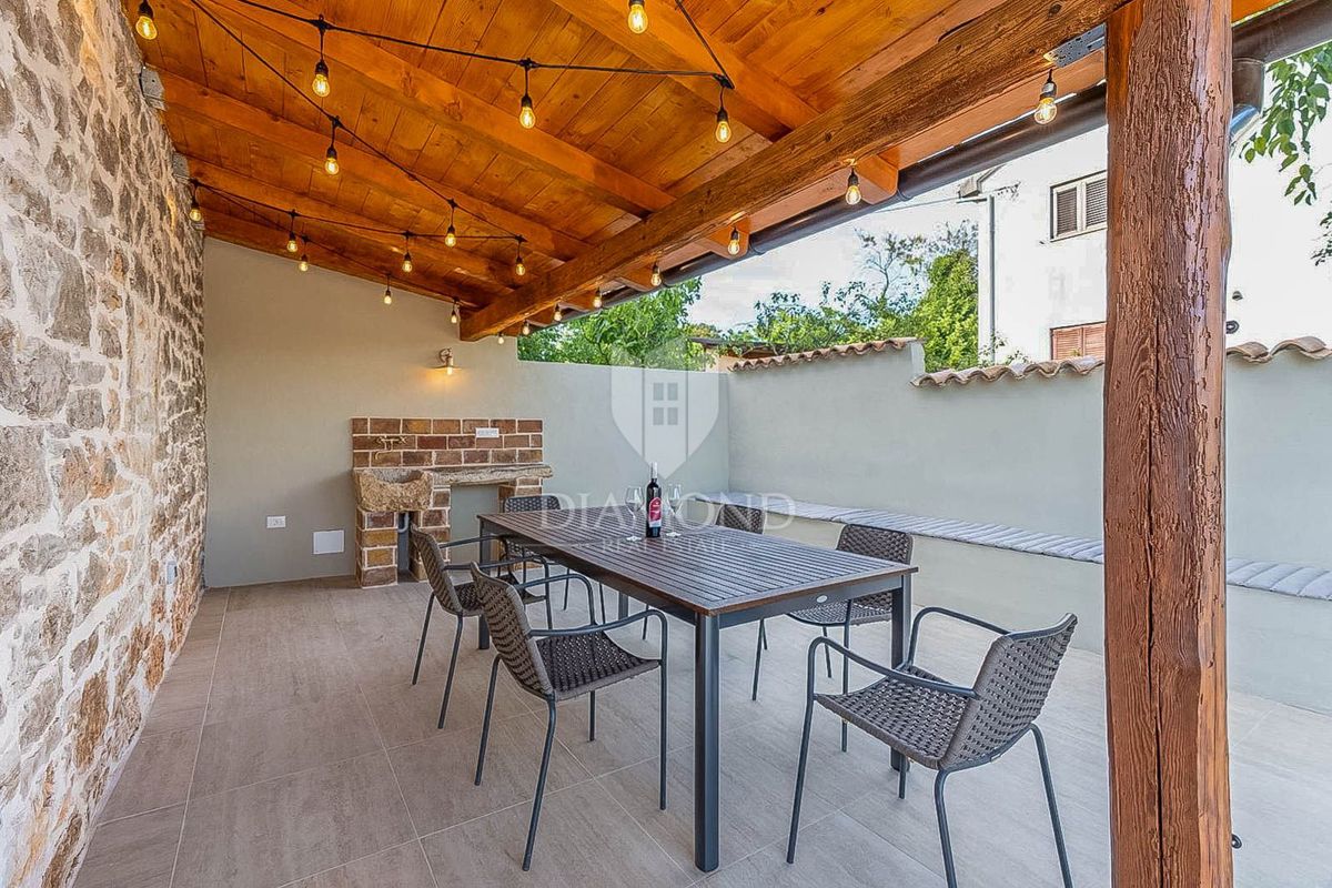 Parenzo, dintorni, elegante casa in pietra con piscina e giardino soleggiato!