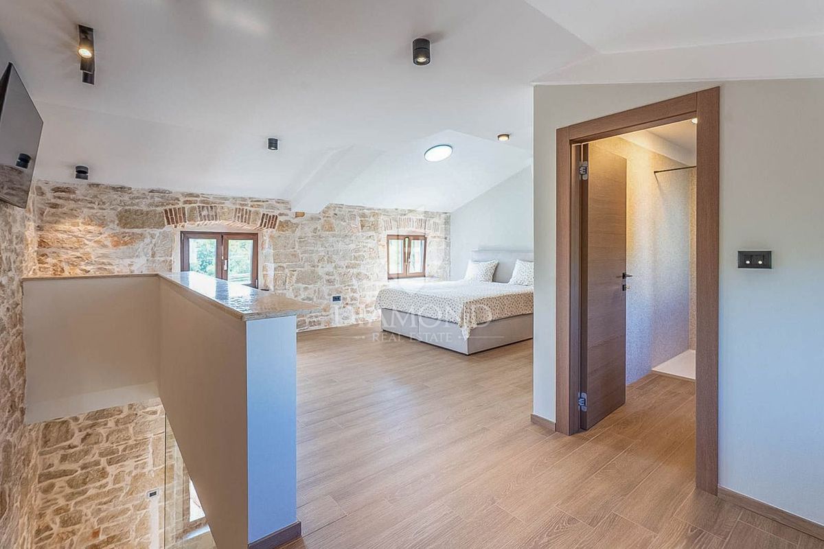 Parenzo, dintorni, elegante casa in pietra con piscina e giardino soleggiato!