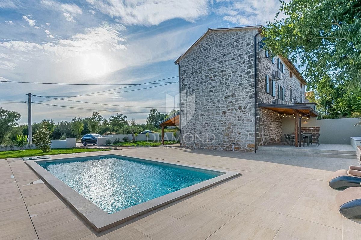 Parenzo, dintorni, elegante casa in pietra con piscina e giardino soleggiato!